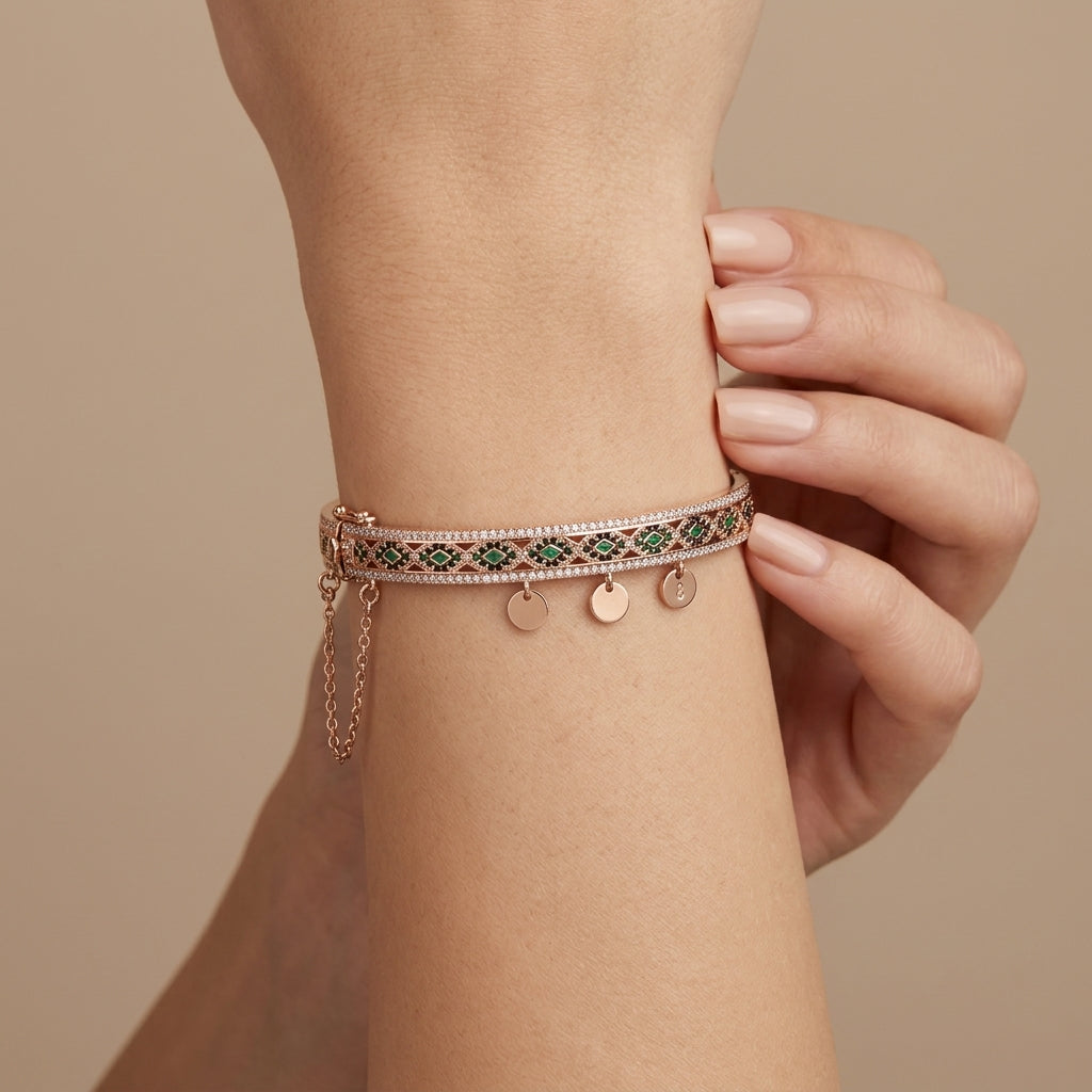 Bracelet jonc en or rose 18k serti de pierres multicolores, pampilles - bijou porté par une mannequin