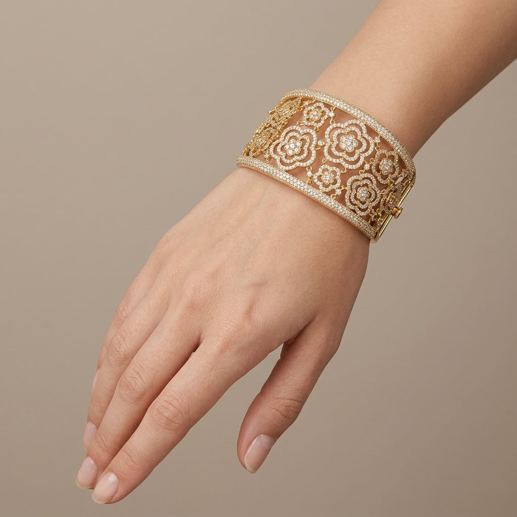 Bracelet manchette fleurs ajourées en or jaune 18k sertie de pierres - bijou porté par une mannequin