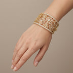 Bracelet manchette fleurs ajourées en or jaune 18k sertie de pierres - bijou porté par une mannequin