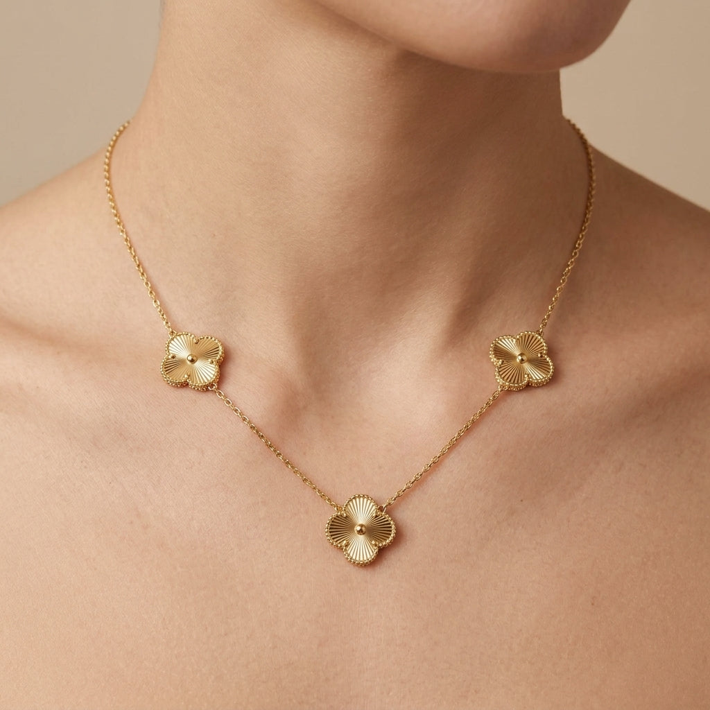Collier en or jaune 18k trois trèfles - bijou porté par une mannequin