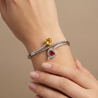 Bracelet jonc en or blanc 18k serti de pierres, cœurs jaune et rouge - bijou porté par une mannequin