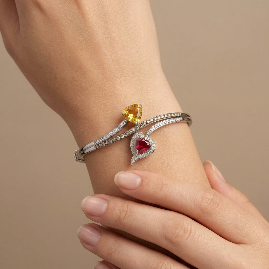 Bracelet jonc en or blanc 18k serti de pierres, cœurs jaune et rouge - bijou porté par une mannequin