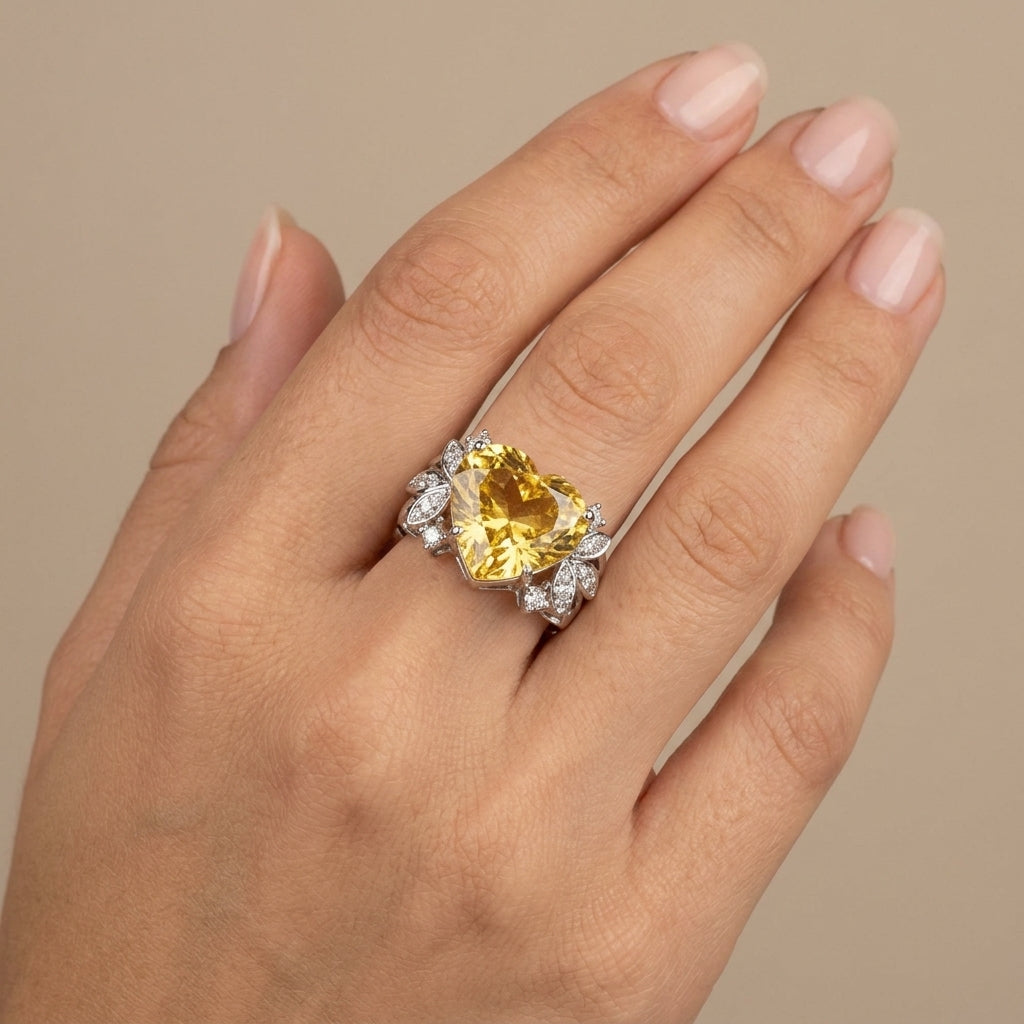 Bague en or blanc 18k pierre jaune cœur sertie de pierres - bijou porté par une mannequin