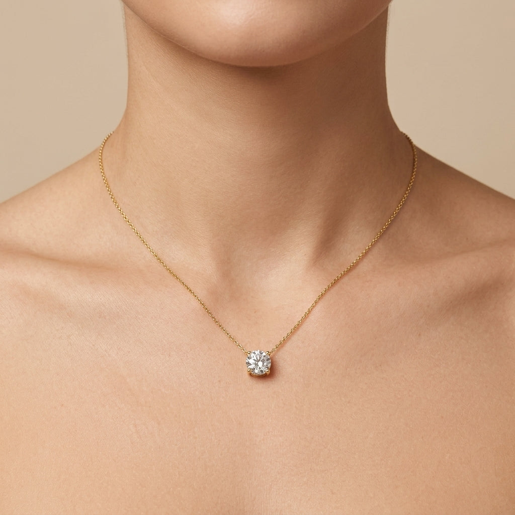 Collier en or jaune 18k pendentif solitaire serti - bijou porté par une mannequin