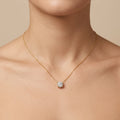Collier en or jaune 18k pendentif solitaire serti - bijou porté par une mannequin