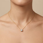 Collier en or jaune 18k pendentif solitaire serti - bijou porté par une mannequin