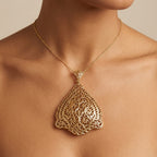 Pendentif beldi ajouré filigrane en or jaune 18k, grand modèle - bijou porté par une mannequin