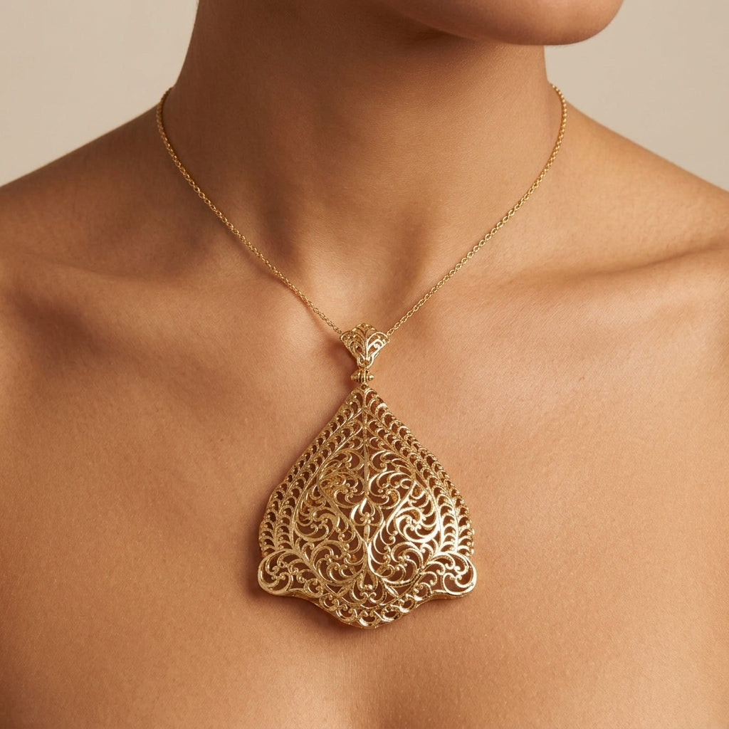 Pendentif beldi ajouré filigrane en or jaune 18k, grand modèle - bijou porté par une mannequin