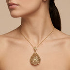 Pendentif beldi ajouré filigrane en or jaune 18k - bijou porté par une mannequin