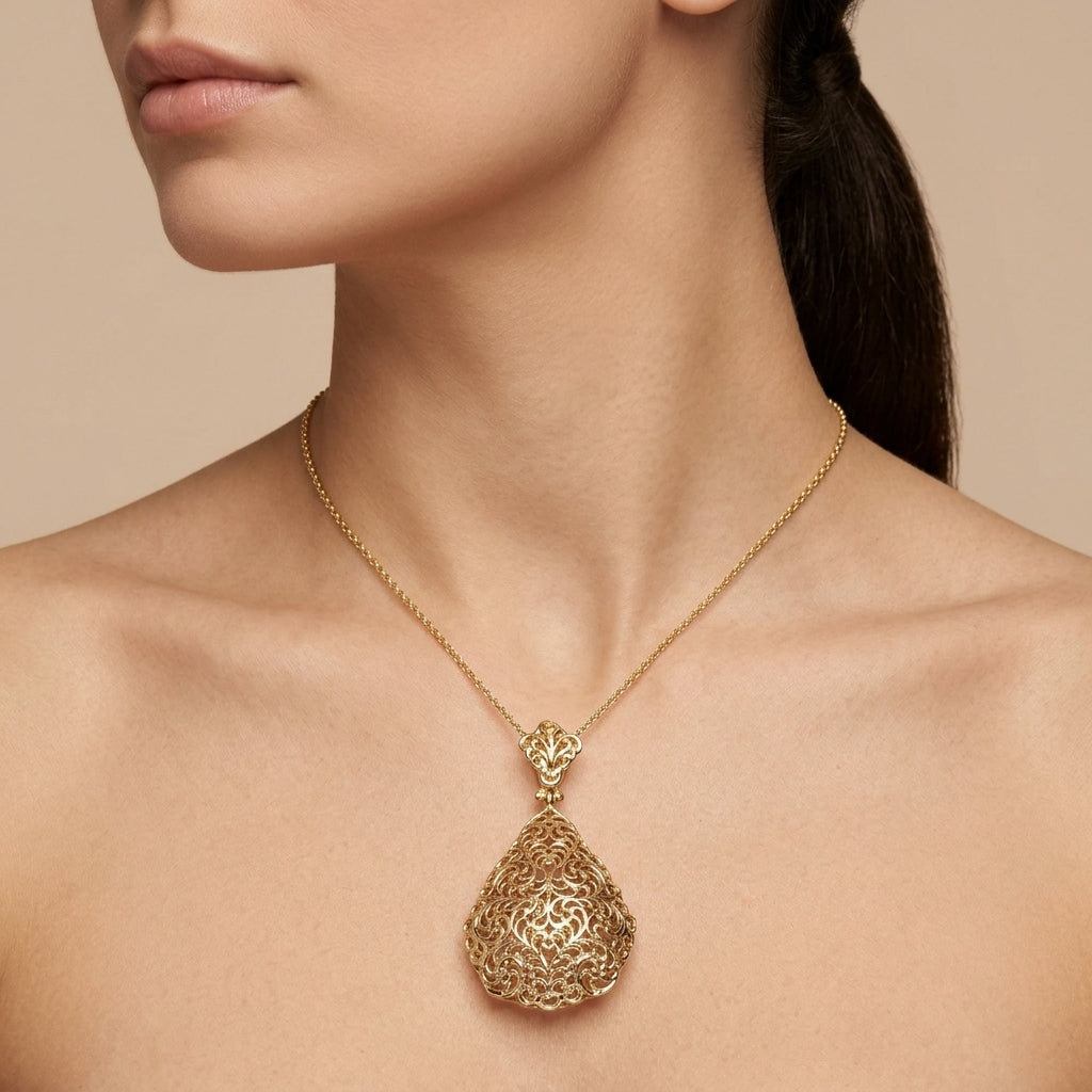 Pendentif beldi ajouré filigrane en or jaune 18k - bijou porté par une mannequin