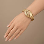 Bracelet jonc beldi ajouré et ciselé en or jaune 18k - bijou porté par une mannequin