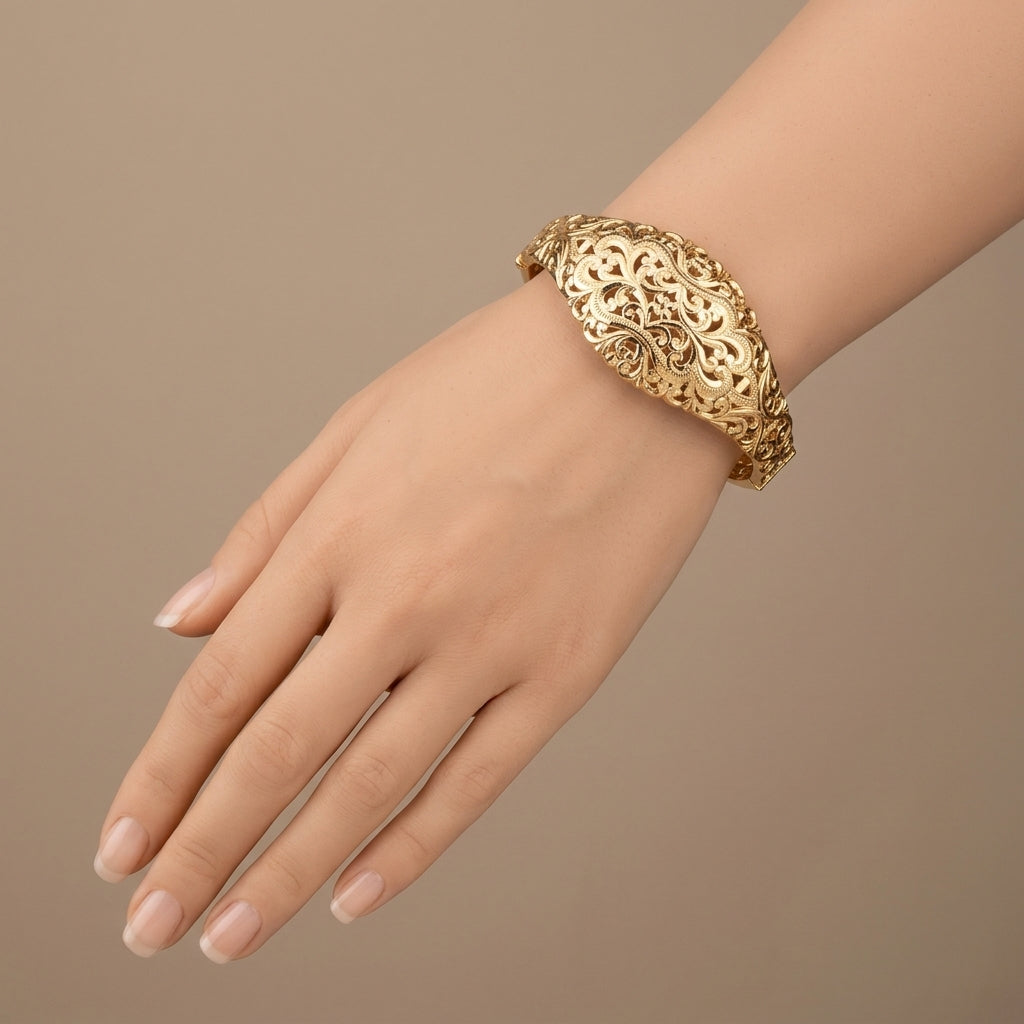 Bracelet jonc beldi ajouré et ciselé en or jaune 18k - bijou porté par une mannequin