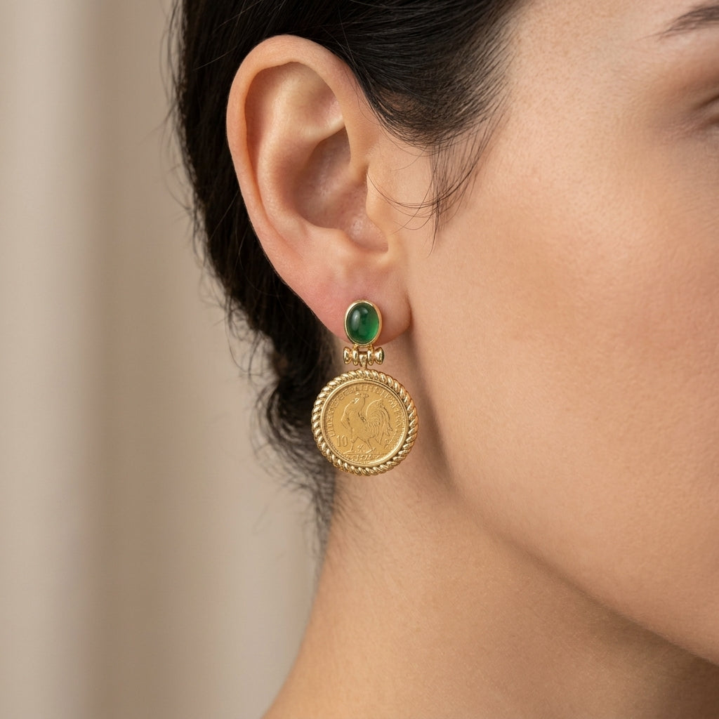 Boucles d'oreilles pendantes louis en or jaune 18k pierres vertes - bijou porté par une mannequin