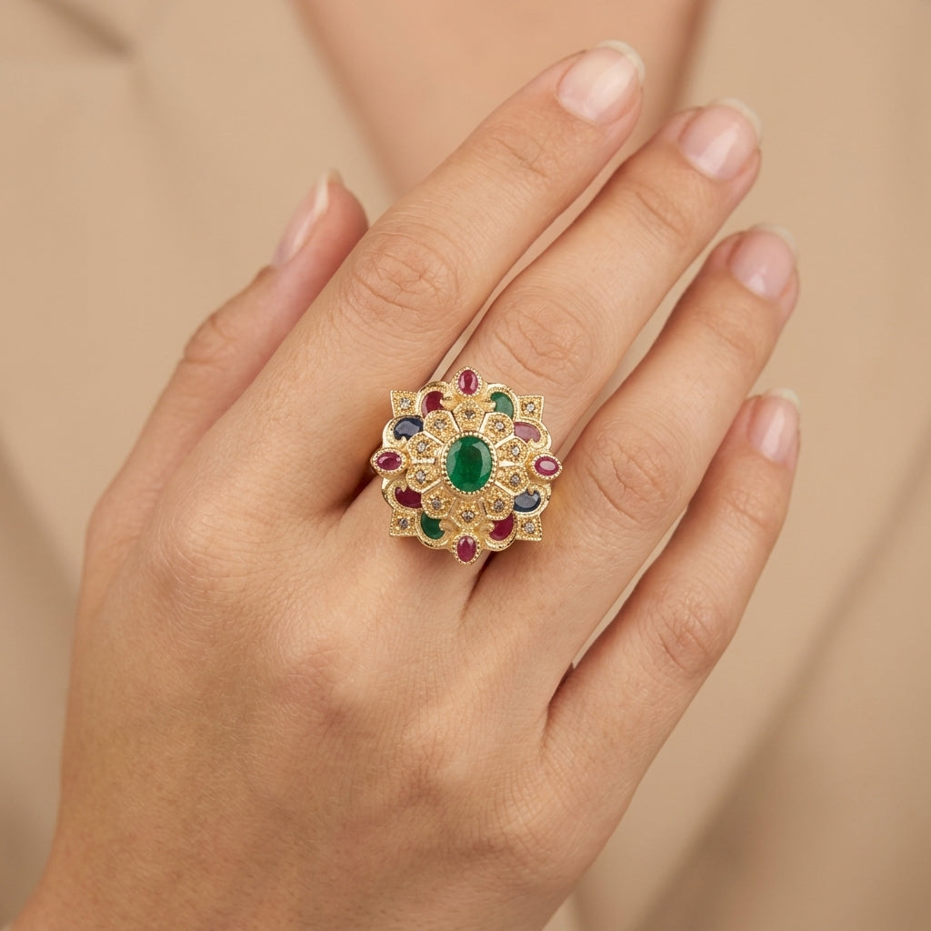 Bague fleur en or jaune 18k sertie de pierres multicolores - bijou porté par une mannequin