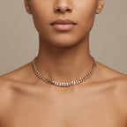 Collier ras du cou maille plate en or rose 18k - bijou porté par une mannequin