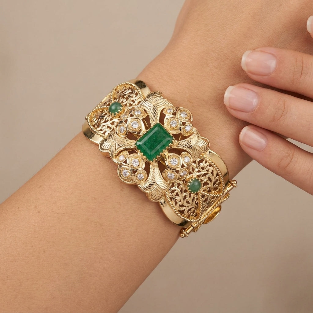 Bracelet manchette beldi ajourée en or jaune 18k sertie de pierres vertes synthétiques - bijou porté par une mannequin