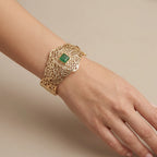 Bracelet jonc beldi ajouré en or jaune 18k serti d'une pierre verte synthétique - bijou porté par une mannequin