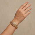 Bracelet jonc beldi ajouré et ciselé en or jaune 18k - bijou porté par une mannequin