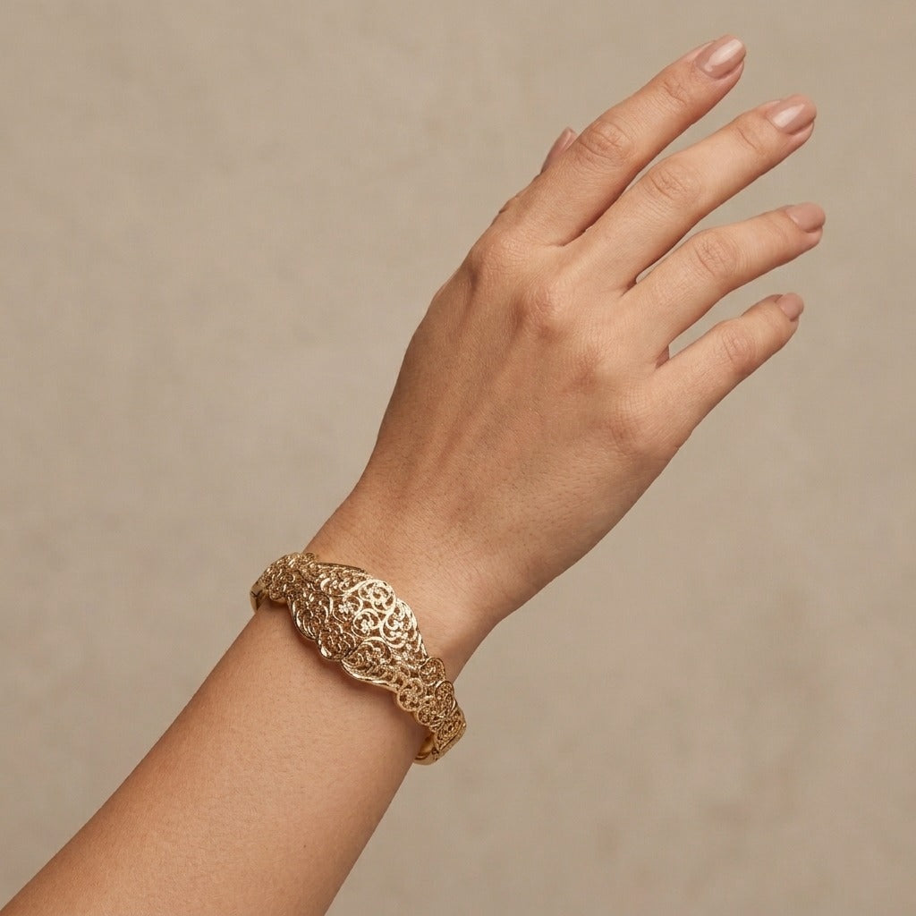 Bracelet jonc beldi ajouré et ciselé en or jaune 18k - bijou porté par une mannequin