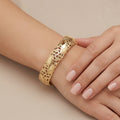 Bracelet jonc beldi ajouré et ciselé en or jaune 18k - bijou porté par une mannequin
