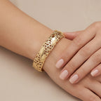 Bracelet jonc beldi ajouré et ciselé en or jaune 18k - bijou porté par une mannequin