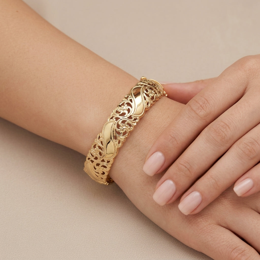 Bracelet jonc beldi ajouré et ciselé en or jaune 18k - bijou porté par une mannequin