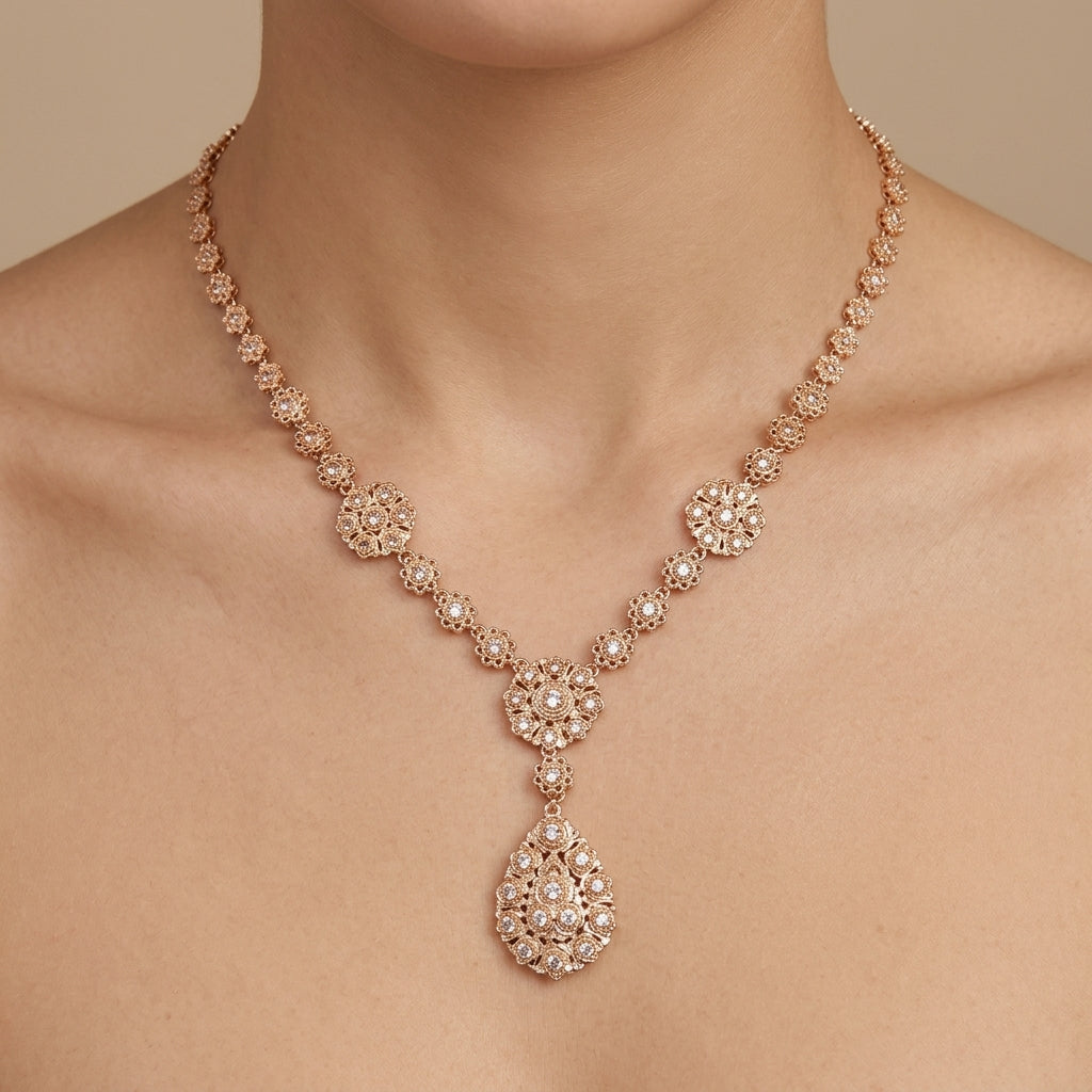 Collier beldi rosaces ajourées en or rose 18k pendentif goutte serti de pierres synthétiques - bijou porté par une mannequin