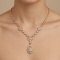 Collier beldi rosaces ajourées en or rose 18k pendentif goutte serti de pierres synthétiques - bijou porté par une mannequin