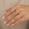 Bague beldi rosace ajourée en or jaune 18k sertie de pierres synthétiques - bijou porté par une mannequin