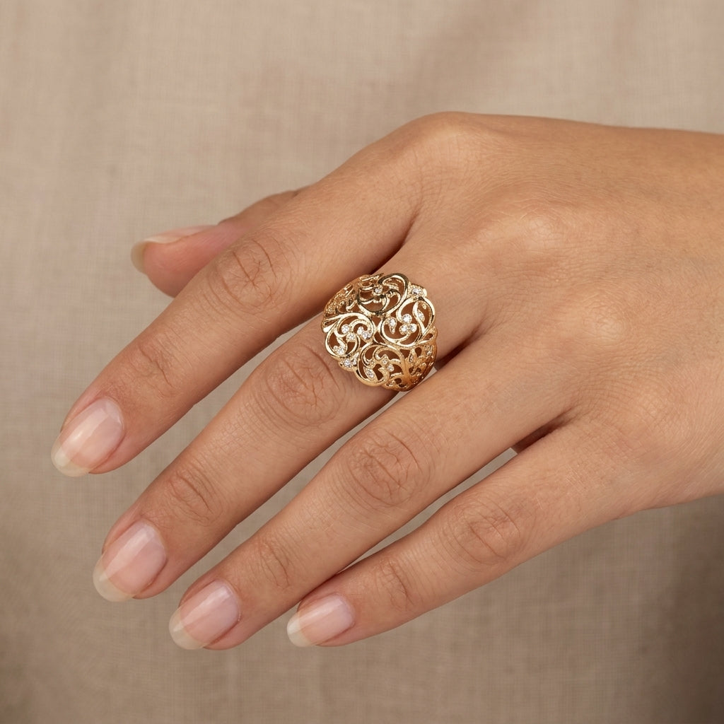 Bague beldi rosace ajourée en or jaune 18k sertie de pierres synthétiques - bijou porté par une mannequin