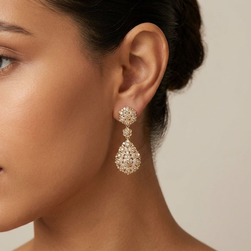 Boucles d'oreilles pendantes beldi rosaces ajourées en or jaune 18k serties de pierres synthétiques - bijou porté par une mannequin