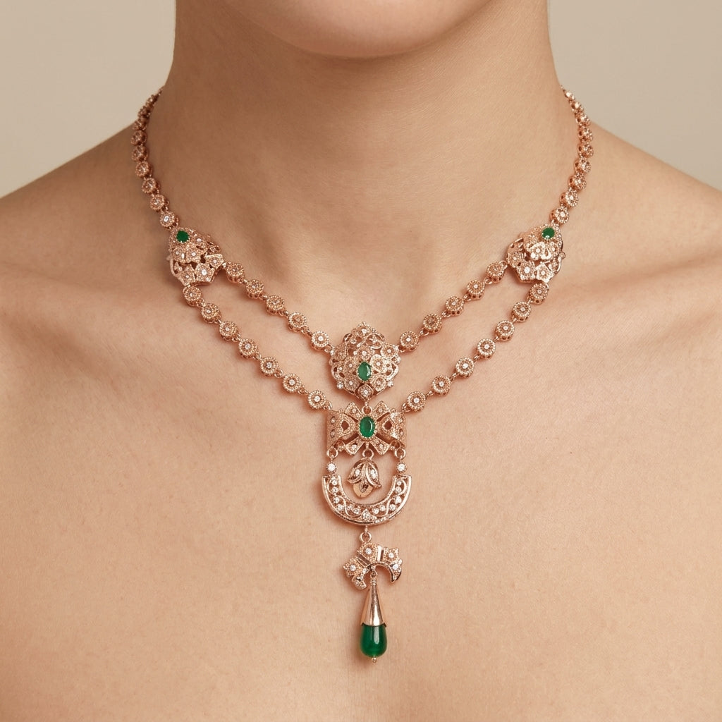 Collier beldi double rang en or rose 18k serti de pierres synthétiques, pendentif pierre verte - bijou porté par une mannequin