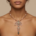 Sautoir beldi ciselé en or rose 18k pendentif rosace serti de pierres vertes synthétiques - bijou porté par une mannequin