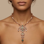 Sautoir beldi ciselé en or rose 18k pendentif rosace serti de pierres vertes synthétiques - bijou porté par une mannequin