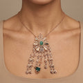 Sautoir beldi ciselé en or rose 18k pendentif rosace à franges serti de pierres vertes synthétiques - bijou porté par une mannequin