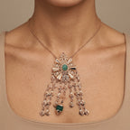 Sautoir beldi ciselé en or rose 18k pendentif rosace à franges serti de pierres vertes synthétiques - bijou porté par une mannequin
