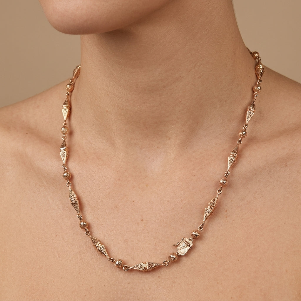 Sautoir beldi ciselé en or rose 18k maillons ajourés - bijou porté par une mannequin
