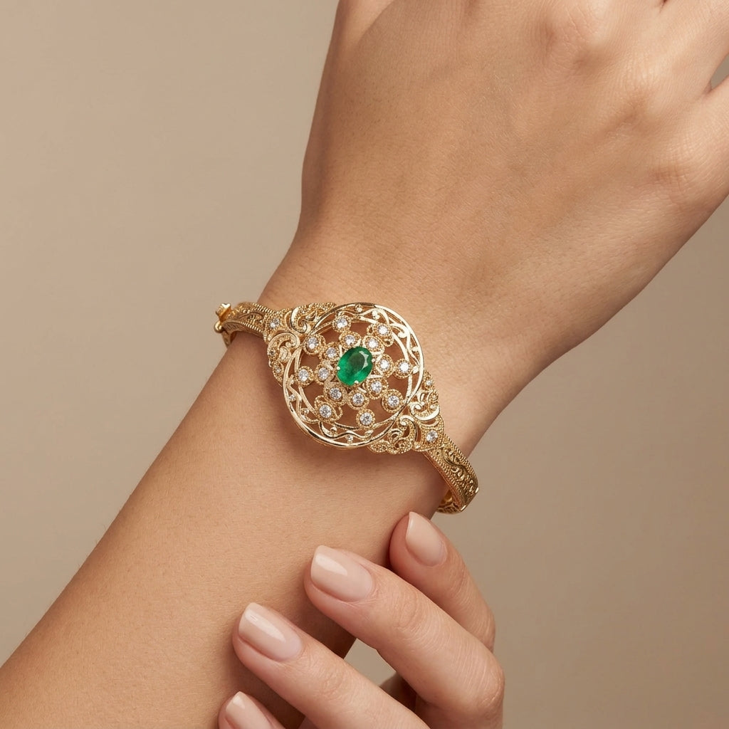 Bracelet jonc beldi rosace ajourée en or jaune 18k serti de pierres synthétiques - bijou porté par une mannequin
