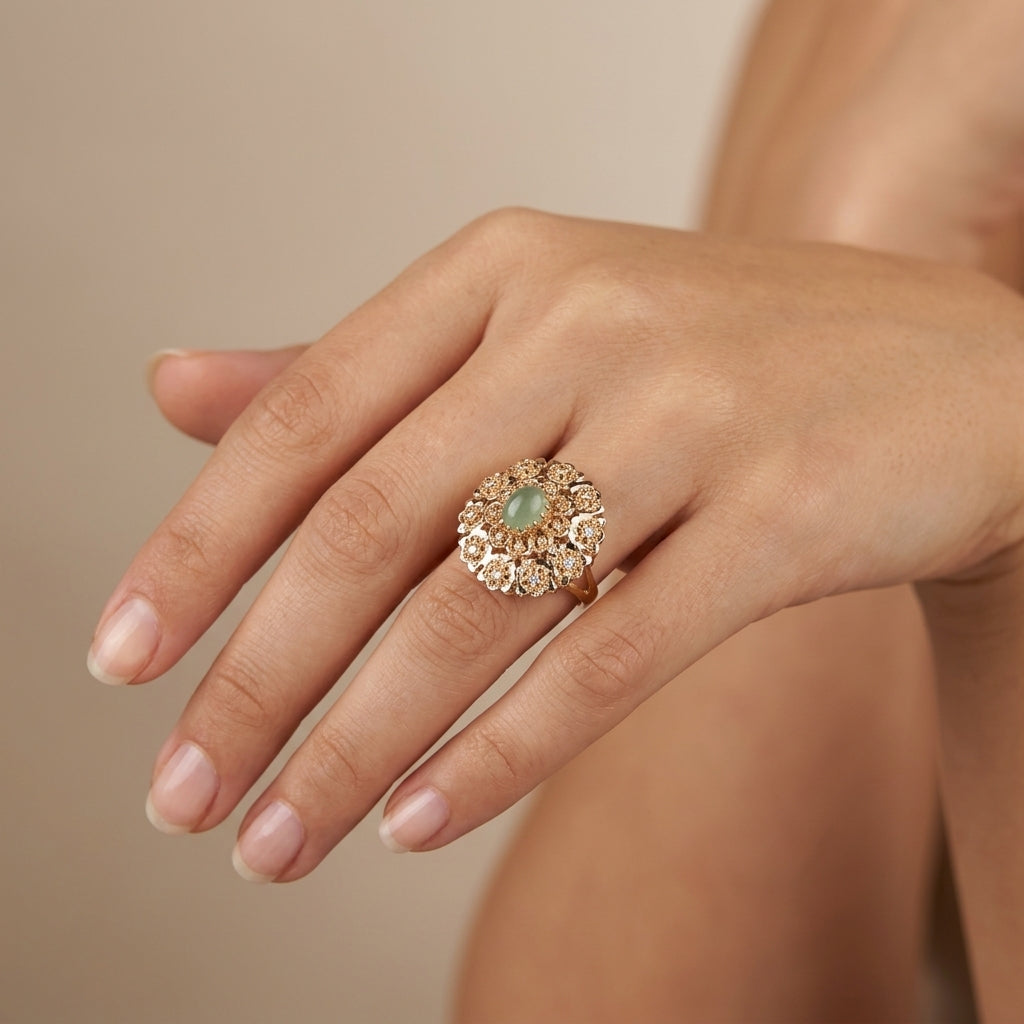 Bague beldi rosace ajourée en or jaune 18k sertie d'une pierre verte synthétique - bijou porté par une mannequin