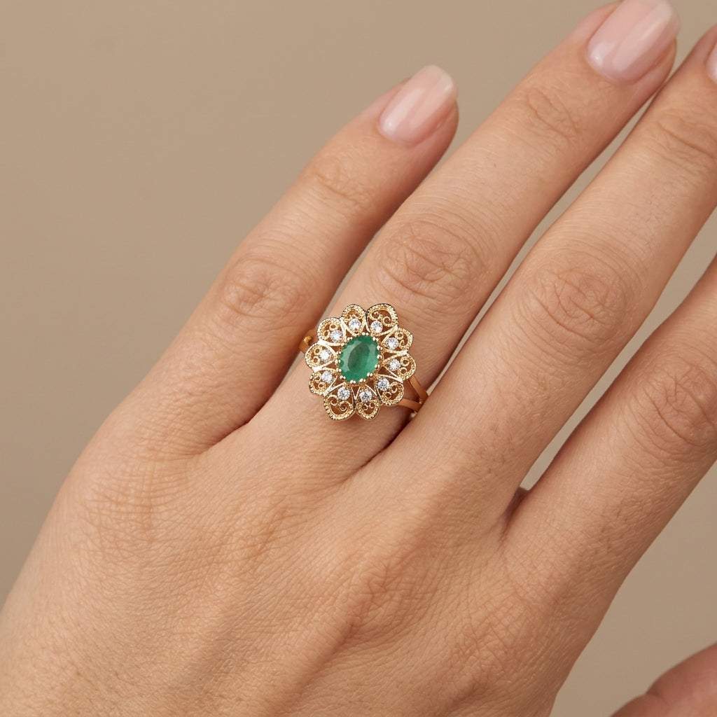Bague beldi rosace ajourée en or jaune 18k sertie d'une pierre verte synthétique - bijou porté par une mannequin