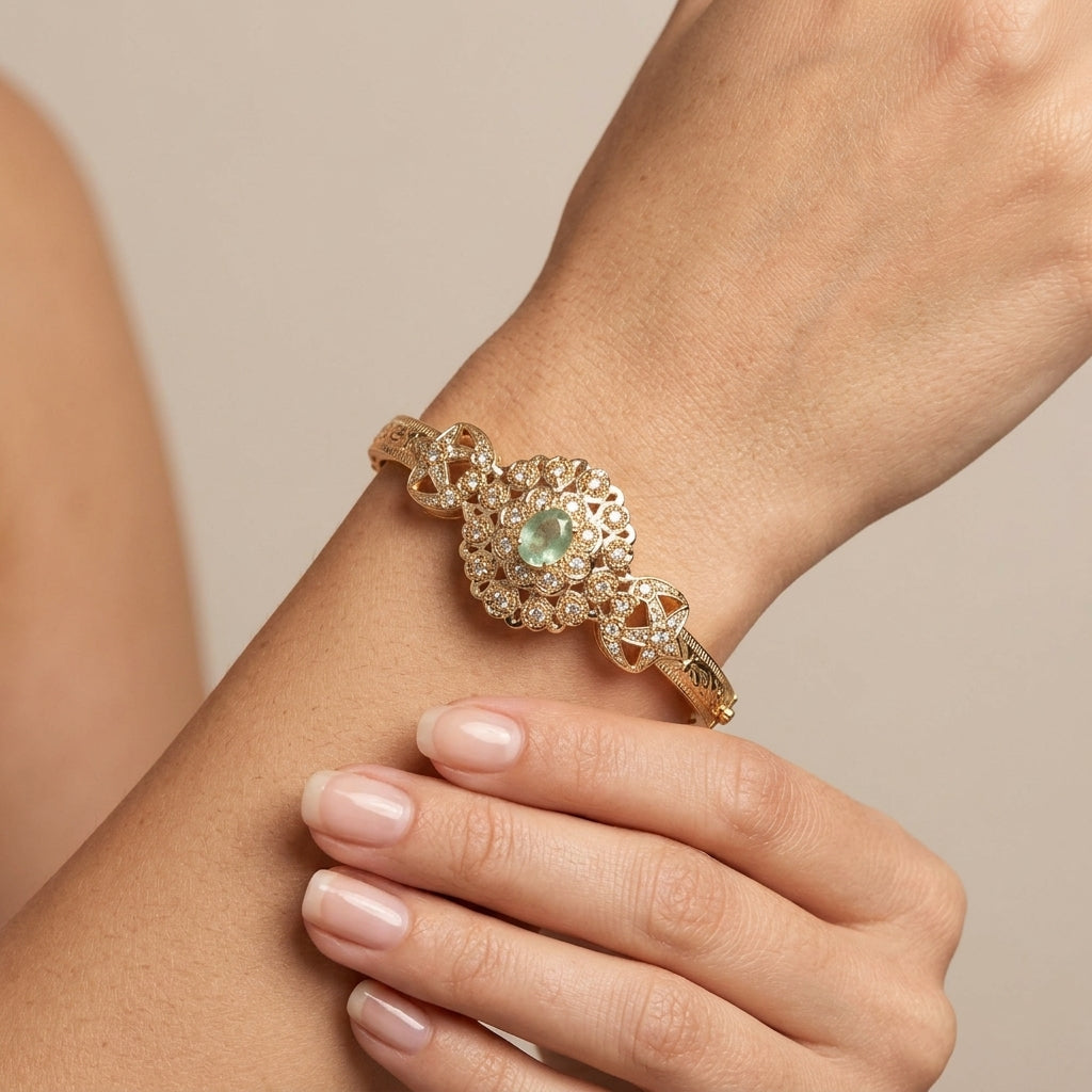 Bracelet jonc beldi rosace ajourée en or jaune 18k serti de pierres synthétiques - bijou porté par une mannequin