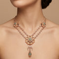 Collier beldi double rang en or rose 18k rosaces serties de pierres synthétiques, pendentif croissant - bijou porté par une mannequin