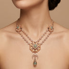 Collier beldi double rang en or rose 18k rosaces serties de pierres synthétiques, pendentif croissant - bijou porté par une mannequin
