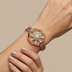 Bracelet jonc beldi rosace en or rose 18k serti d'une pierre verte synthétique - bijou porté par une mannequin