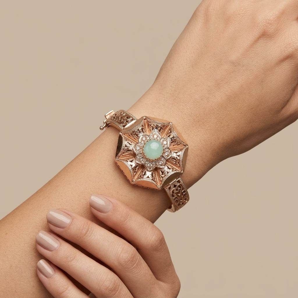 Bracelet jonc beldi rosace en or rose 18k serti d'une pierre verte synthétique - bijou porté par une mannequin