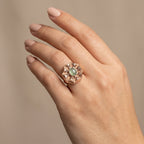 Bague beldi rosace en or rose 18k sertie d'une pierre verte synthétique - bijou porté par une mannequin