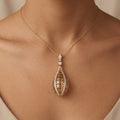 Pendentif goutte ajourée en or rose 18k sertie de pierres - bijou porté par une mannequin
