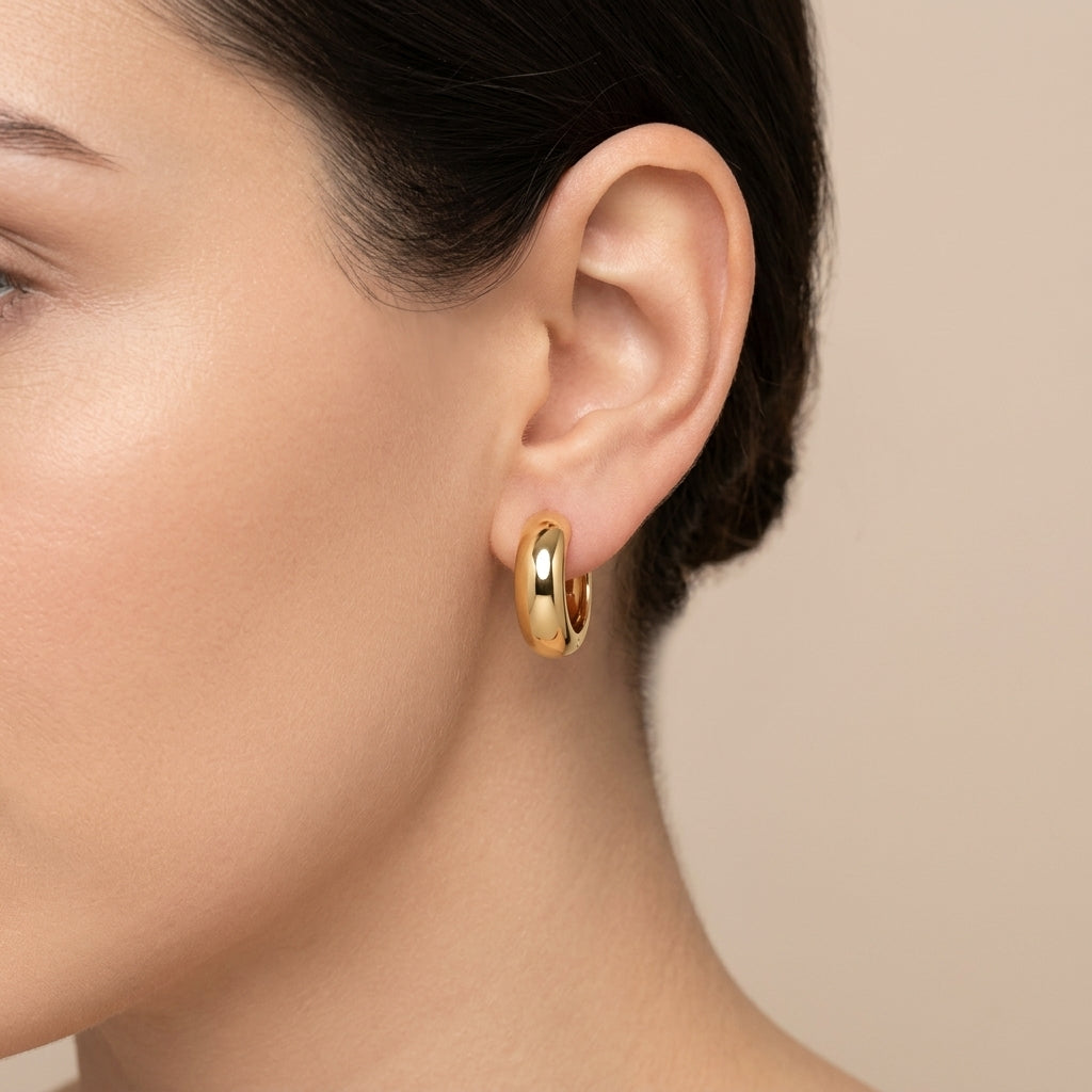 Boucles d'oreilles mini créoles bombées en or jaune 18k - bijou porté par une mannequin