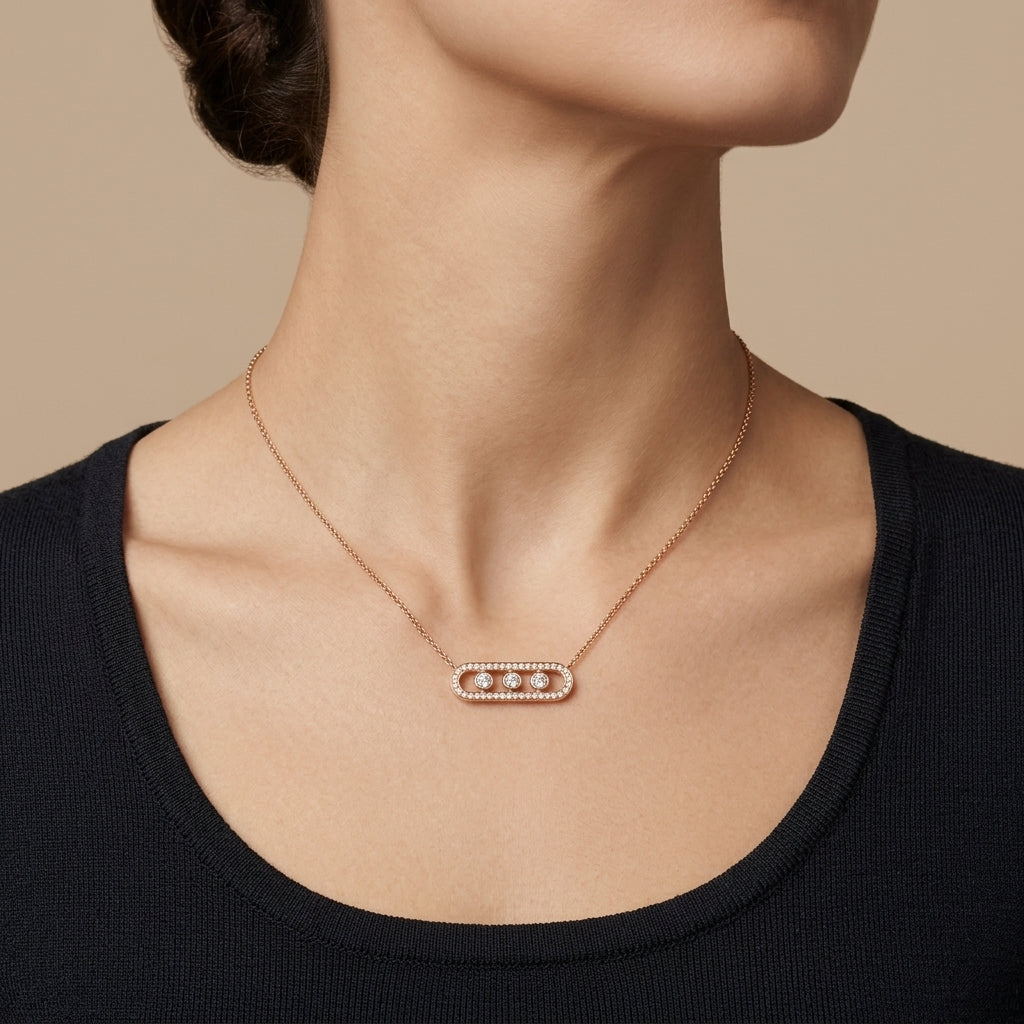 Collier en or rose 18k pendentif ovale allongé serti de pierres - bijou porté par une mannequin