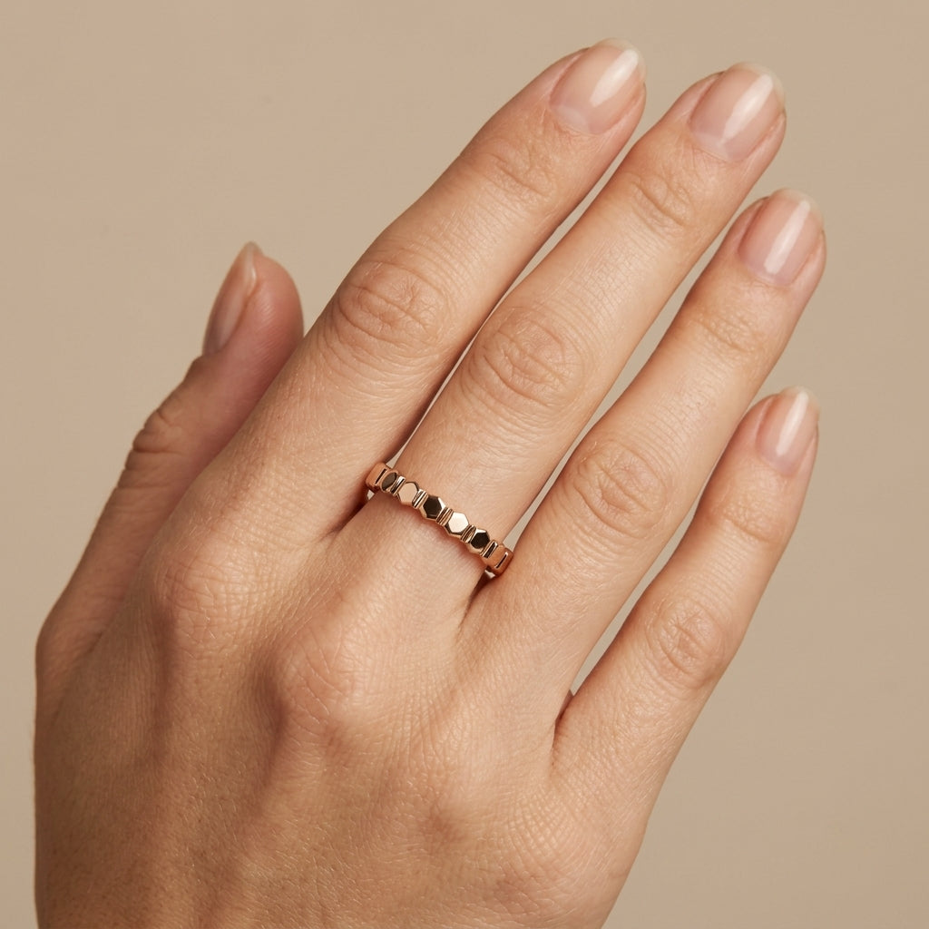 Bague fine en or rose 18k sertie de pierres - bijou porté par une mannequin